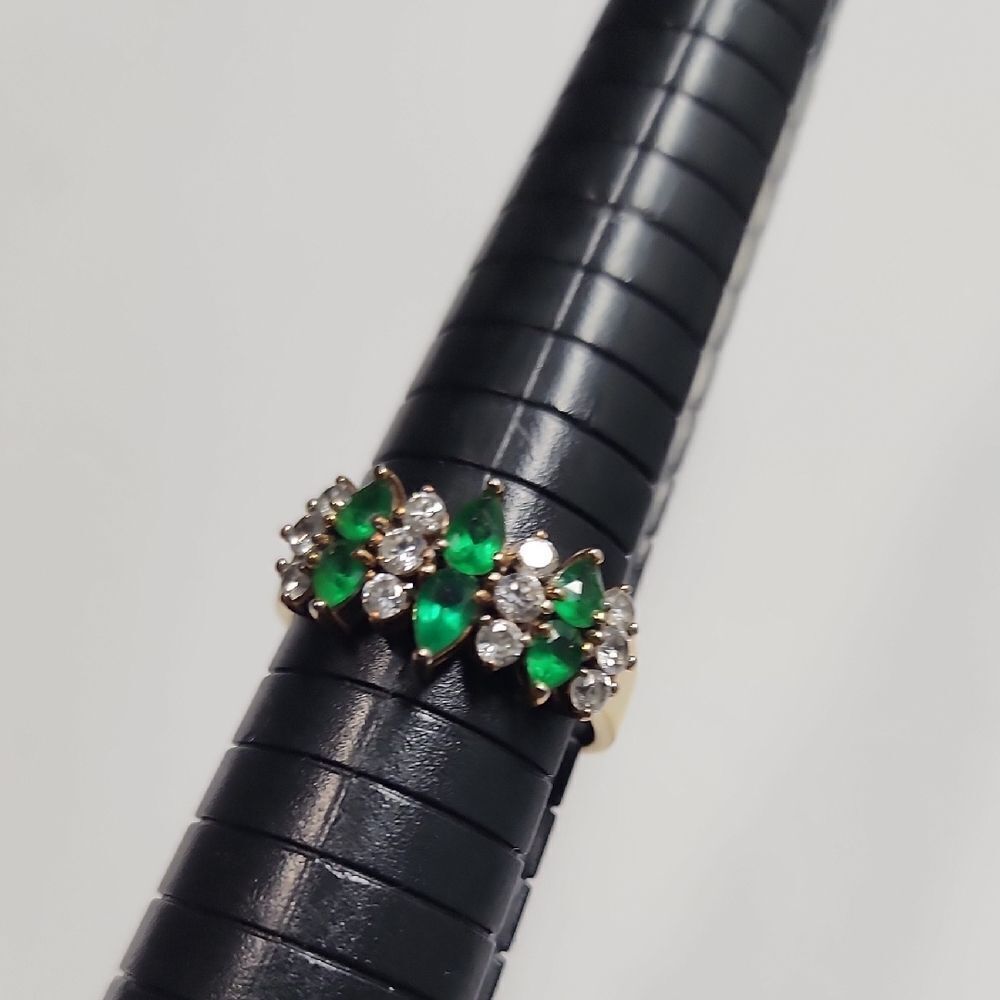 Elegant Green and gold tone Ring - Picture 2 of 3